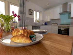 2 Bedroom Home Near the Heart of Ludlow - Pass the Keys