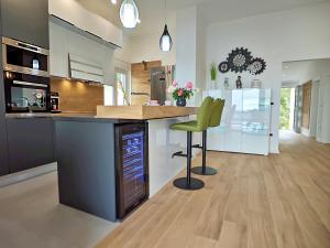 Luxury Sunrise Jacuzzi Apts, 50 m from the beach