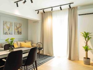 Bright 2BR Apartment - Top Location - City Balcony