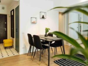 Bright 2BR Apartment - Top Location - City Balcony