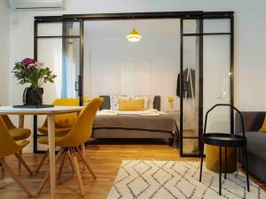 Sunny Cismigiu Gardens Flat - Charming Balcony