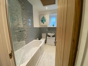 Judah Suites - Stylish 1BR Apartments with Parking & WIFI