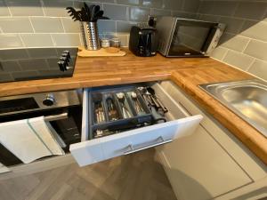 Judah Suites - Stylish 1BR Apartments with Parking & WIFI