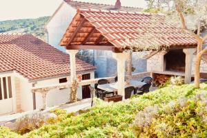 Apartments with a parking space Sutivan Brac 2846