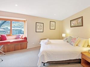 Les Perrieres Chalet - Spacious 2BR Chalet l Gym l Indoor Pool l Tennis l WiFi l BBQ