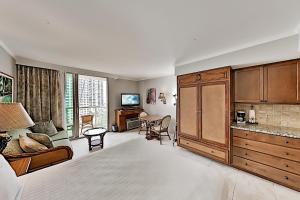 Luana Waikiki 520 condo