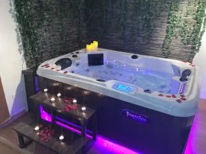 Agréable maisonnette de ville avec jacuzzi - Néry