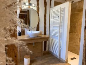 B&B / Chambres d'hotes L'Ecole des Demoiselles : photos des chambres