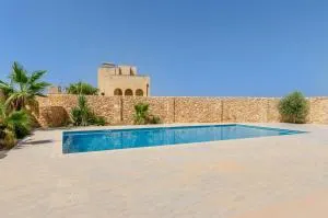 Hygge Holiday Home with Large Communal Pool and Private Hot Tub - Taʼ Sardina