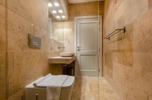 Hygge Holiday Home with Large Communal Pool and Private Hot Tub