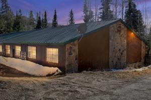 Beautiful Ski-in Ski-out Condo Located On The Eagle Point Resort! condo