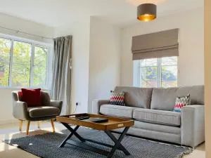 Weybridge - Town Centre Serviced Apartment - 谢珀顿