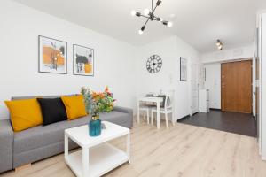 Elegancki Apartment z Balkonem by Noclegi Renters