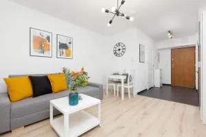 Elegancki Apartment z Parkingiem by Noclegi Renters - Rembertów