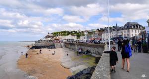 Maisons de vacances Maison de 4 chambres a Arromanches les Bains a 700 m de la plage avec vue sur la ville jardin clos et wifi : photos des chambres