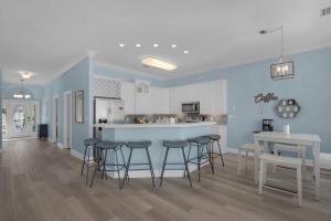 PRIVATE HEATED POOL, GOLF CART & WALK to THE SUGAR SAND BEACH in DESTIN