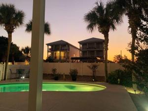 PRIVATE HEATED POOL, GOLF CART & WALK to THE SUGAR SAND BEACH in DESTIN