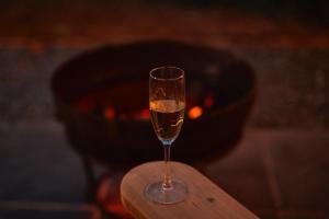 Luxury Shepherds Hut with Superb Views & Fire Pit & walking distance to a superb Gastro Pub