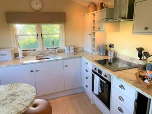 Luxury Shepherds Hut with Superb Views & Fire Pit & walking distance to a superb Gastro Pub
