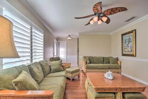 4 Mi to Beach: Gem w Pool & Lanai in Seminole!