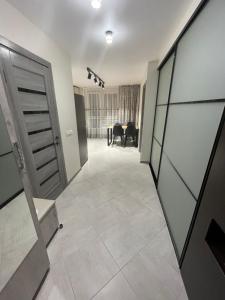 Стильна квартира в новому будинку, поряд центр та р. Дніпро