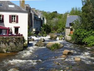 Campings MH6pers-2ch-1sdb-lits faits-40m2-terrasse-tv--grand confort-empl calme-Kerlann : photos des chambres