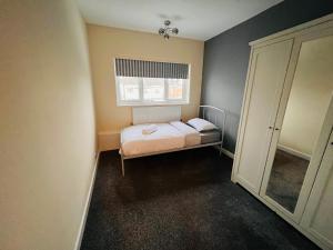 Detached 5 bedroom house, ideally located