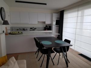 Koksijde Zeedijk La Digue 101 appartement met garage - frontaal zeezicht - adult only