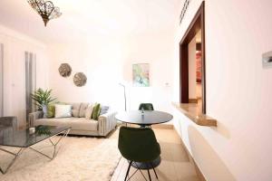 Brand new furniture . Close to Dubai Mall.