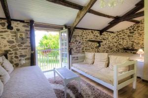 B&B / Chambres d'hotes L'Oustal Chambres et Tables d'Hotes : Chambre Familiale - Vue sur Jardin