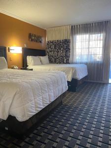 Queen Room with Two Queen Beds - Non-Smoking room in Stateline Economy Inn