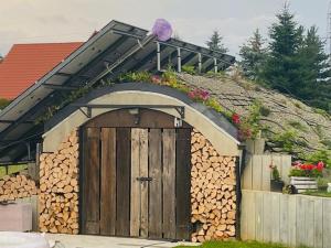 Chata pod strzechą w Beskidach