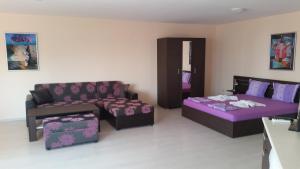 Rose Garden Omax Apartments