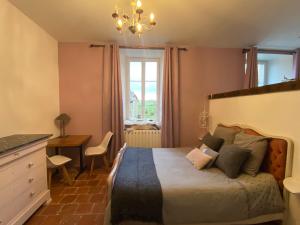 B&B / Chambres d'hotes Domaine Des Tours Vauquelin : Chambre Double avec Baignoire Spa