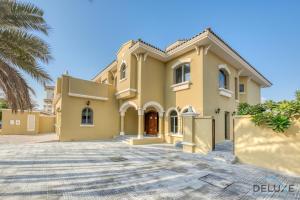 Breath-taking 5BR Villa with Assistants Room and Private Pool in Frond E Palm Jumeirah by Deluxe Holiday Homes