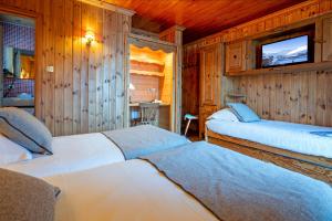 Hotels Hotel L'Arbina : Chambre Triple - Vue sur Montagne