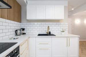 Modern Studio City Center by Renters