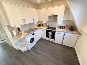 Urban Livings The Hopkins, Beautiful City Apartment with Private Parking