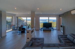 Luxury Liam Villa with Pool and Sea View - Goelba