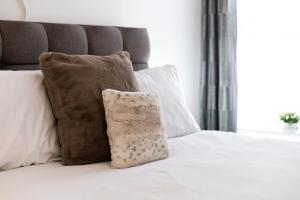 3 Baths - Off Road Parking - Garden - 4 Bed Home