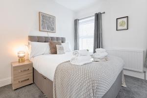 3 Baths - Off Road Parking - Garden - 4 Bed Home