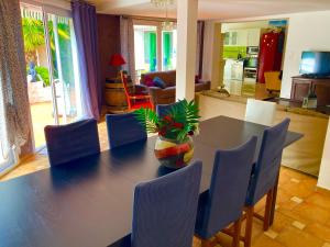 Lilly bulles en Champagne piscine et jardin privée