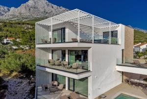 Luxury Villa Delight II Promajna with pool, gym, sauna and jacuzzi