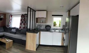 Campings MH6pers-2ch-1sdb-lits faits-40m2-terrasse-tv--grand confort-empl calme-Kerlann : photos des chambres