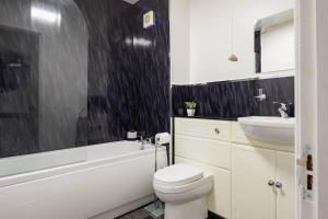 Stylish apartment with balcony, minutes from beach