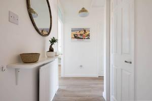 Stylish apartment with balcony, minutes from beach