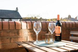 Stylish apartment with balcony, minutes from beach