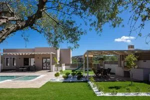 Koin Villa Sunrise, with Heated Pool & Whirlpool - Perama