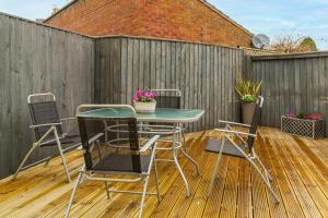 Private deck with newly refurbished flat attached!
