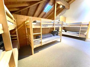 Single Bed in Mixed Dormitory Room (18-Beds) room in VIVA Hostel